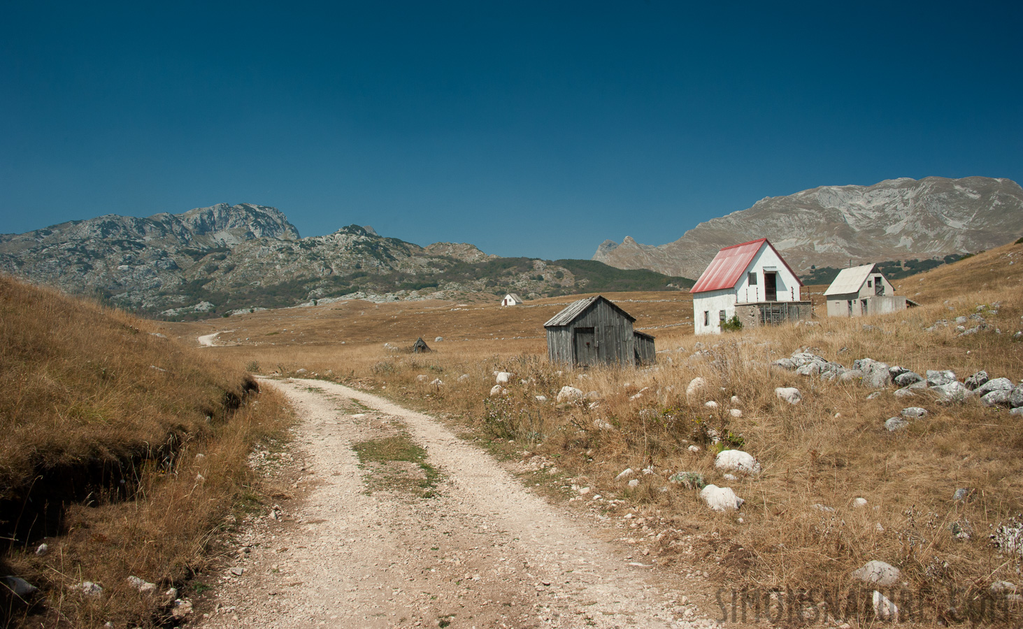 Montenegro - In the region of the Durmitor massif [28 mm, 1/250 sec at f / 13, ISO 400]